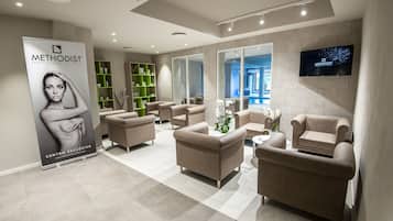 Coin salon dans le hall