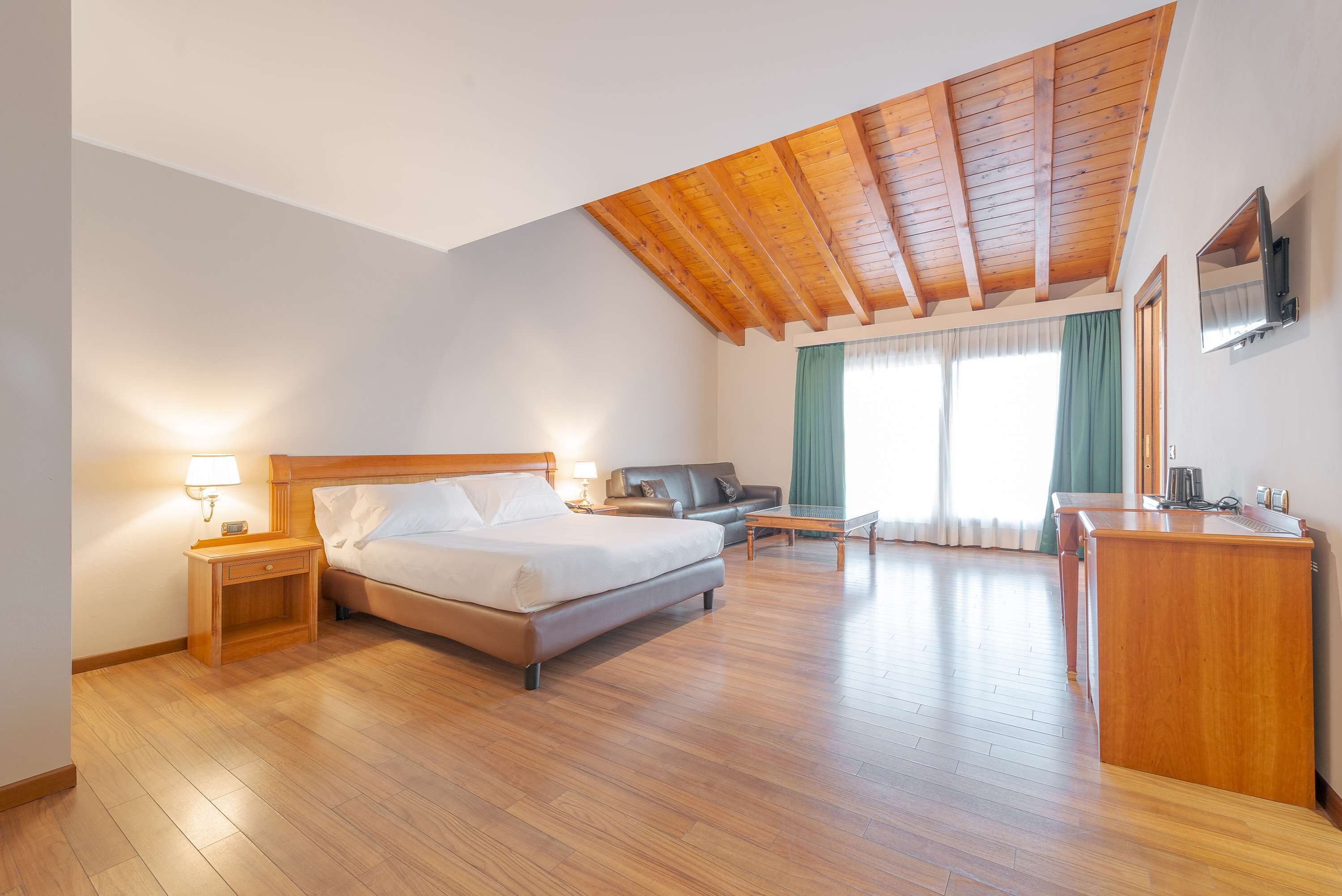 Suite junior, 1 cama Queen size, para no fumadores, balcón (with Sofabed) | 1 habitación, edredón, minibar y caja de seguridad en la habitación 