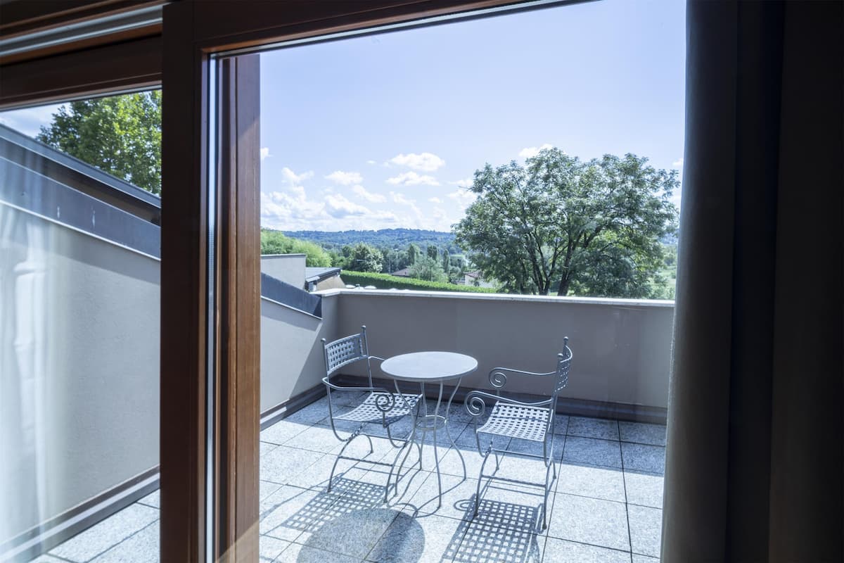 Rom – superior, 1 queensize-seng, balkong, utsikt mot innsjø | Utsikt fra rommet