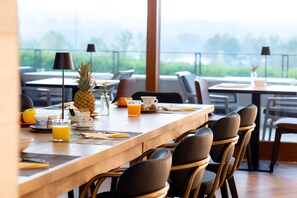 Petit déjeuner, déjeuner et dîner servis sur place