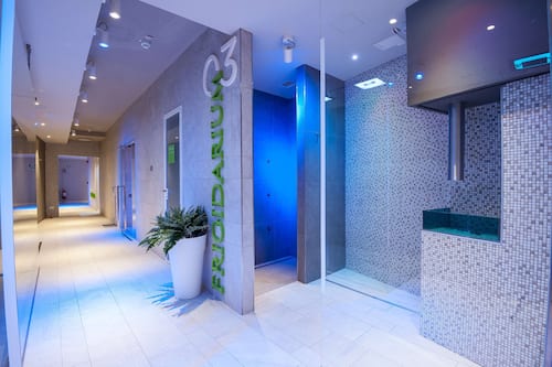 Couples treatment room(s), sauna, hot tub, steam room