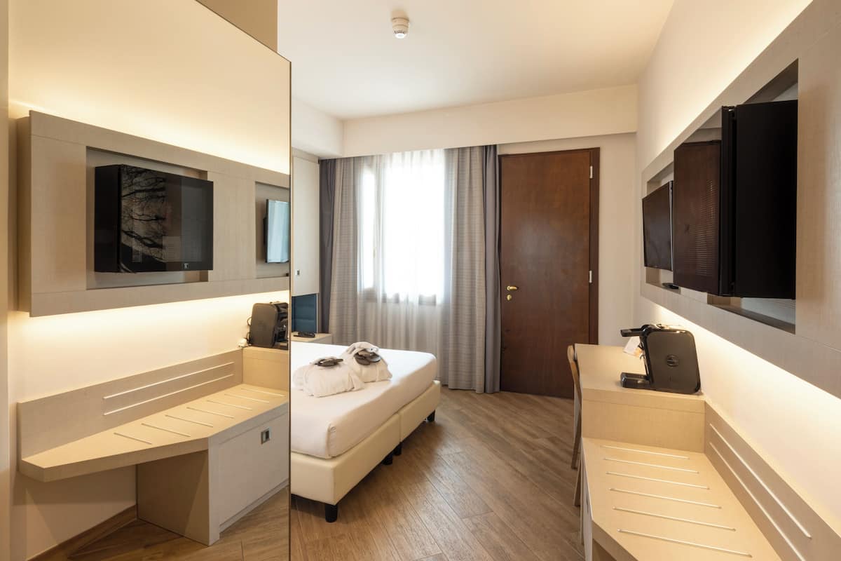 Camera Comfort | 1 camera, copriletto in piuma, minibar, una cassaforte in camera