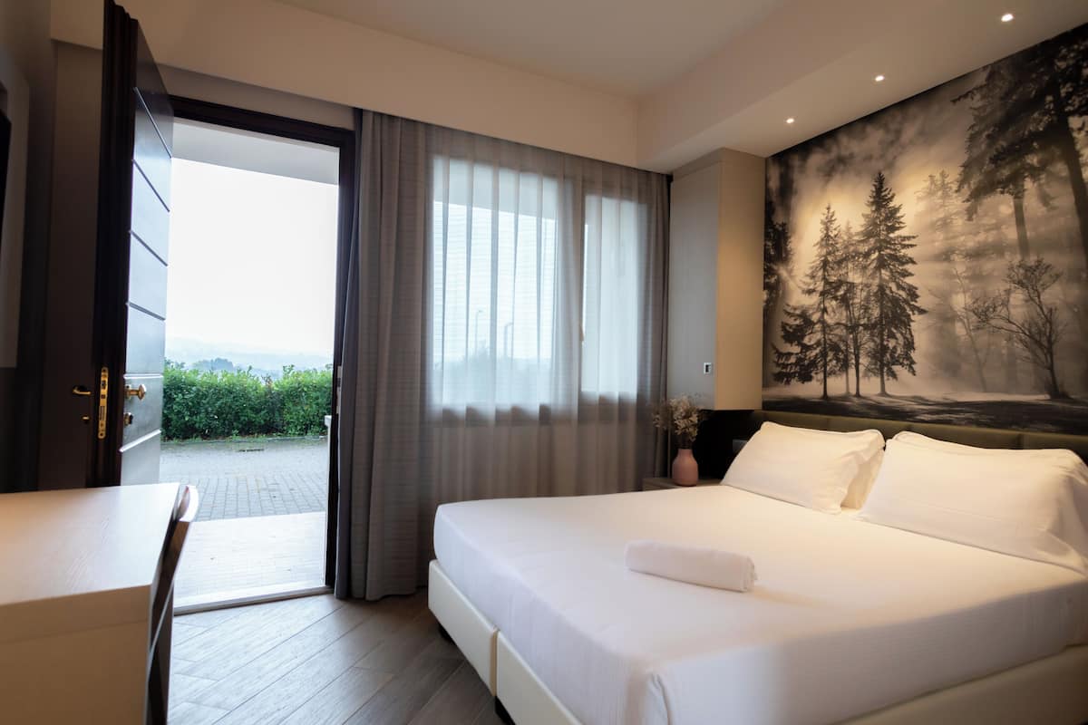 comfort room | 1 bedroom, down duvets, minibar, in-room safe