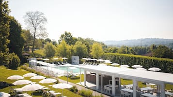 Una piscina techada, una piscina al aire libre de temporada