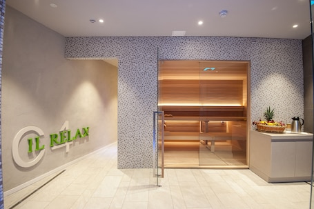 Salas de tratamiento para parejas, un sauna, una bañera de hidromasaje