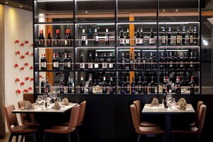 供应早餐、午餐和晚餐，地方菜，泳池景观