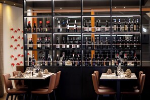 Petit déjeuner, déjeuner et dßner servis sur place, vue sur la piscine