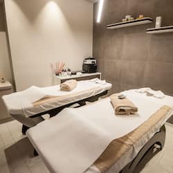 Couples treatment room(s), sauna, hot tub, steam room