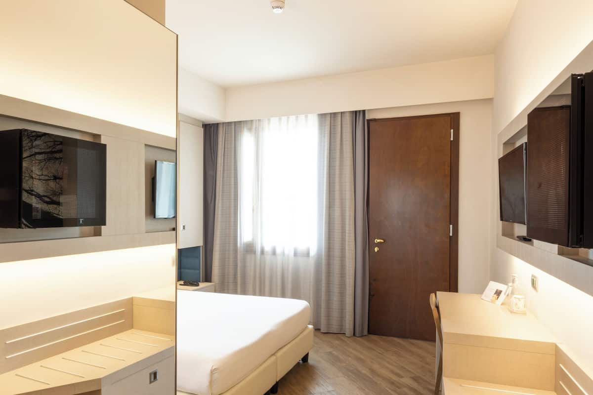 Camera Standard | 1 camera, copriletto in piuma, minibar, una cassaforte in camera