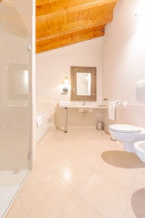 Asciugacapelli, bidet, asciugamani, sapone