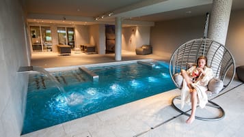 Kolam renang tertutup, kolam renang terbuka bermusim