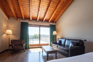 Suite Junior, balcone, vista lago | 1 camera, copriletto in piuma, minibar, una cassaforte in camera