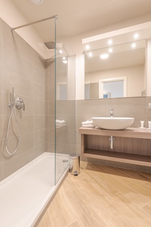 Asciugacapelli, bidet, asciugamani, sapone