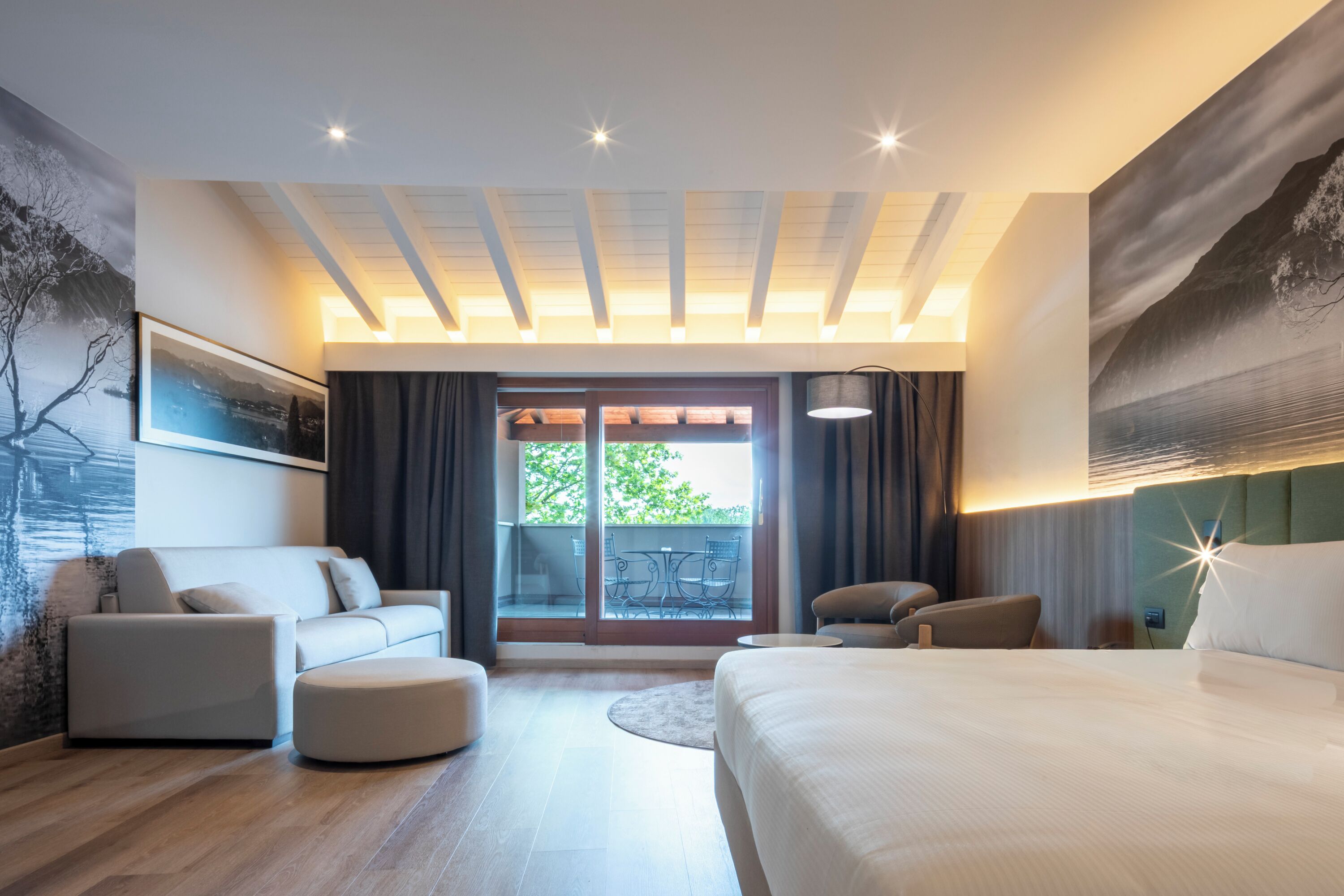 Phòng Suite Junior, 1 giường cỡ queen, không hút thuốc, ban công (with Sofabed) | 1 phòng ngủ, chăn bông, minibar, két bảo mật tại phòng 