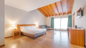 Junior-Suite, 1 Queen-Bett, Nichtraucher, Balkon (with Sofabed) | 1 Schlafzimmer, Daunenbettdecken, Minibar, Zimmersafe