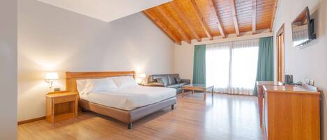 Suite Junior, 1 grand lit, non-fumeurs, balcon (with Sofabed) | 1 chambre, couette en duvet d'oie, minibar