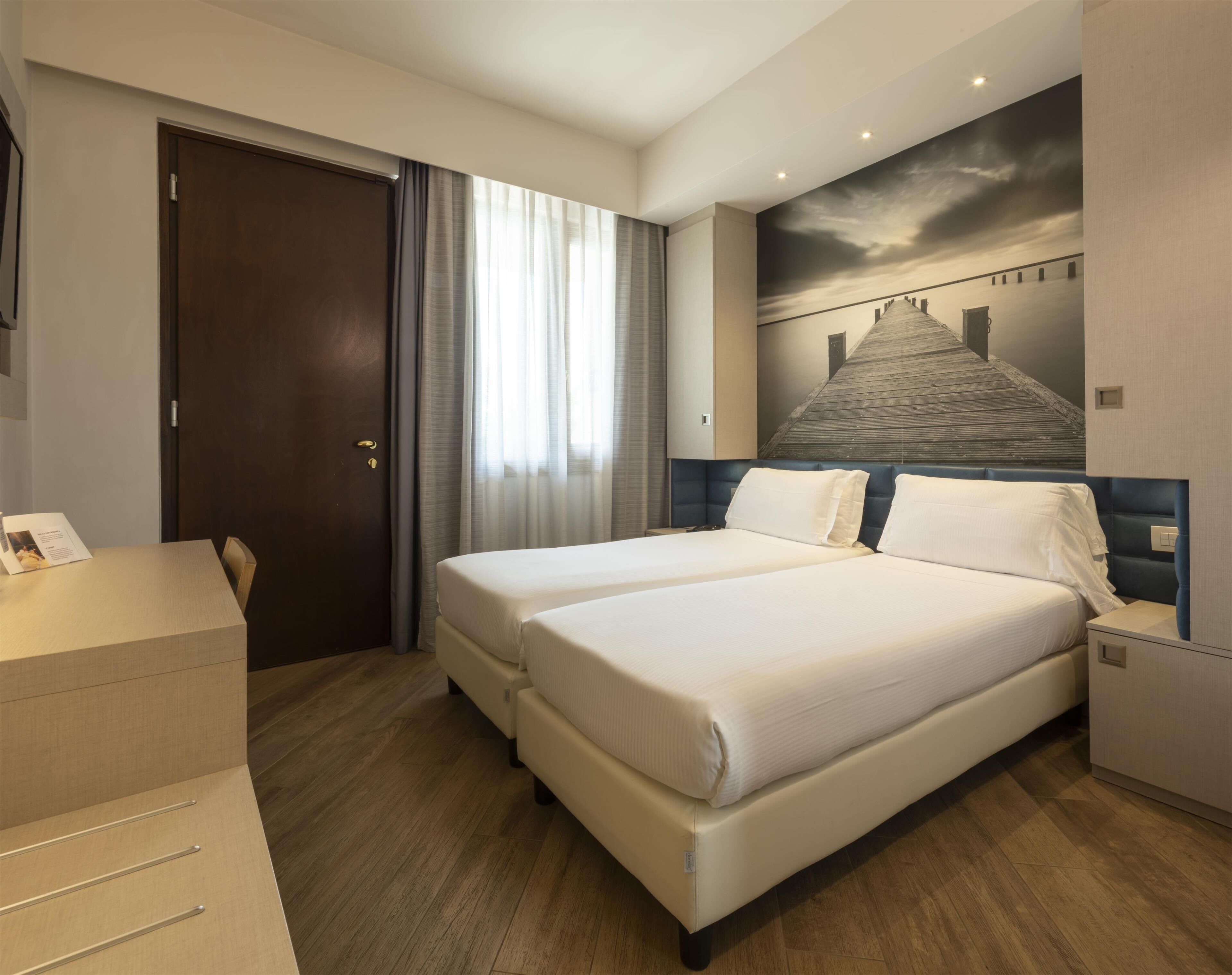 Rom – standard, 1 queensize-seng, ikke-røyk (Converts to 2 Twin Beds) | 1 soverom, dundyner, minibar og safe på rommet