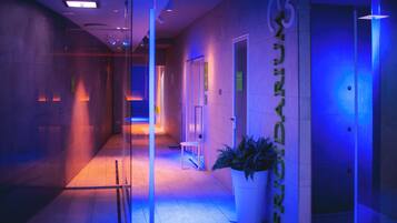 Couples treatment room(s), sauna, hot tub, steam room