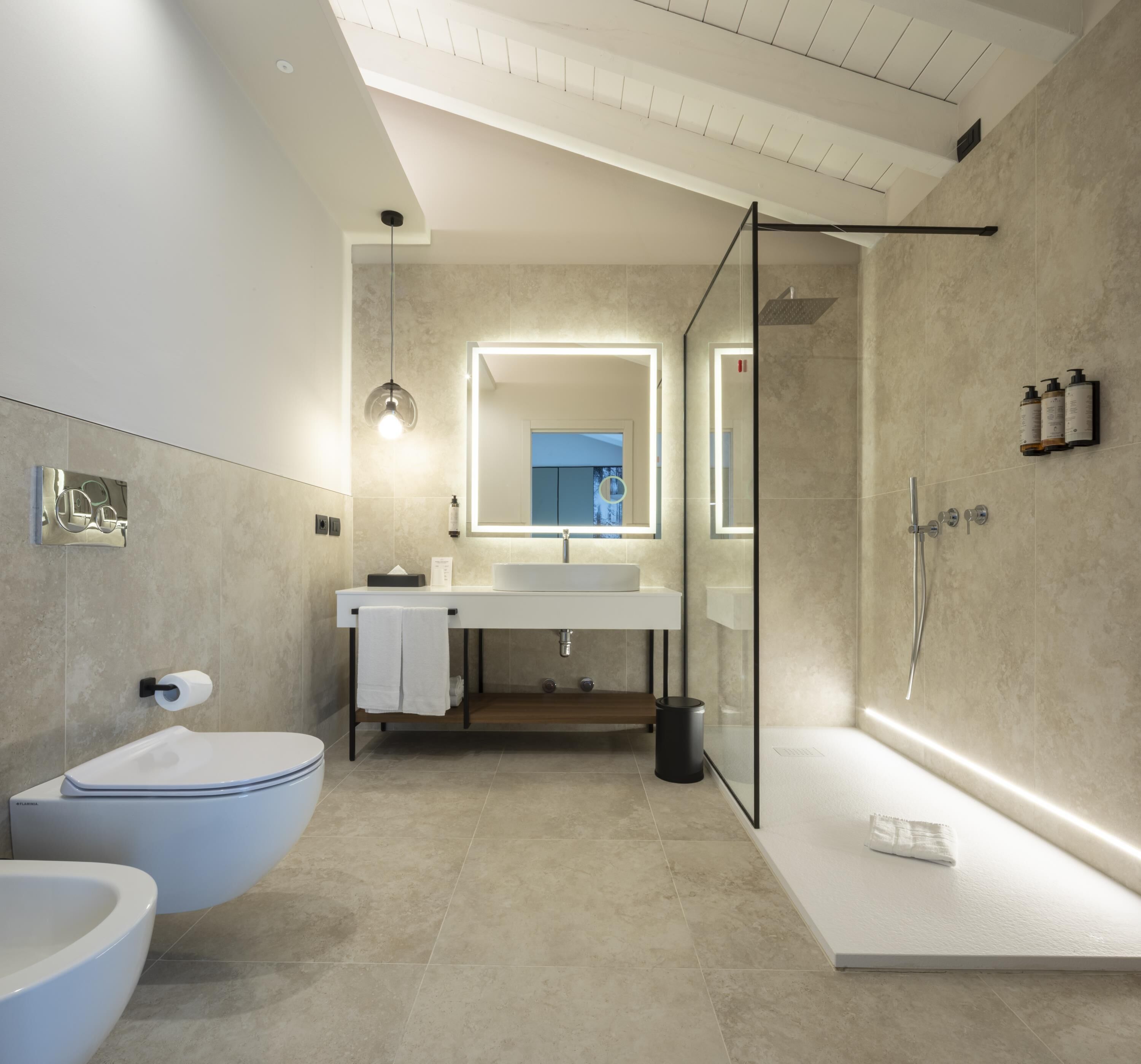 Secador de pelo, bidet, toallas, jabón