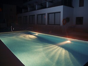 室外游泳池，日光  浴躺椅