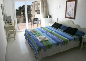 ห้องดับเบิล, วิวทะเล | ตู้นิรภัยในห้องพัก, โต๊ะทำงาน, Wi-Fi ฟรี, ผ้าปูที่นอน