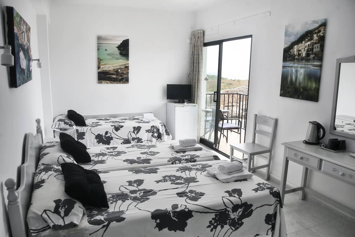 Dreibettzimmer | Zimmersafe, Schreibtisch, kostenloses WLAN, Bettwäsche