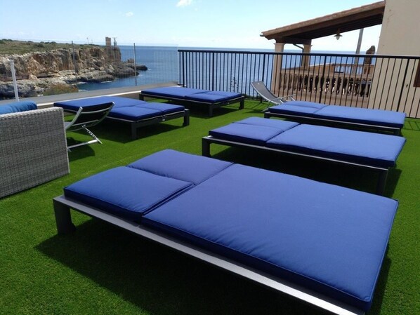 室外游泳池，日光浴躺椅