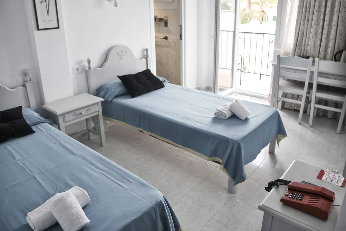 Basic-Doppelzimmer | Zimmersafe, Schreibtisch, kostenloses WLAN, Bettwäsche
