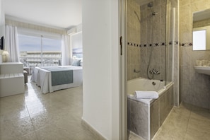Ensemble douche/baignoire, sèche-cheveux, serviettes fournies