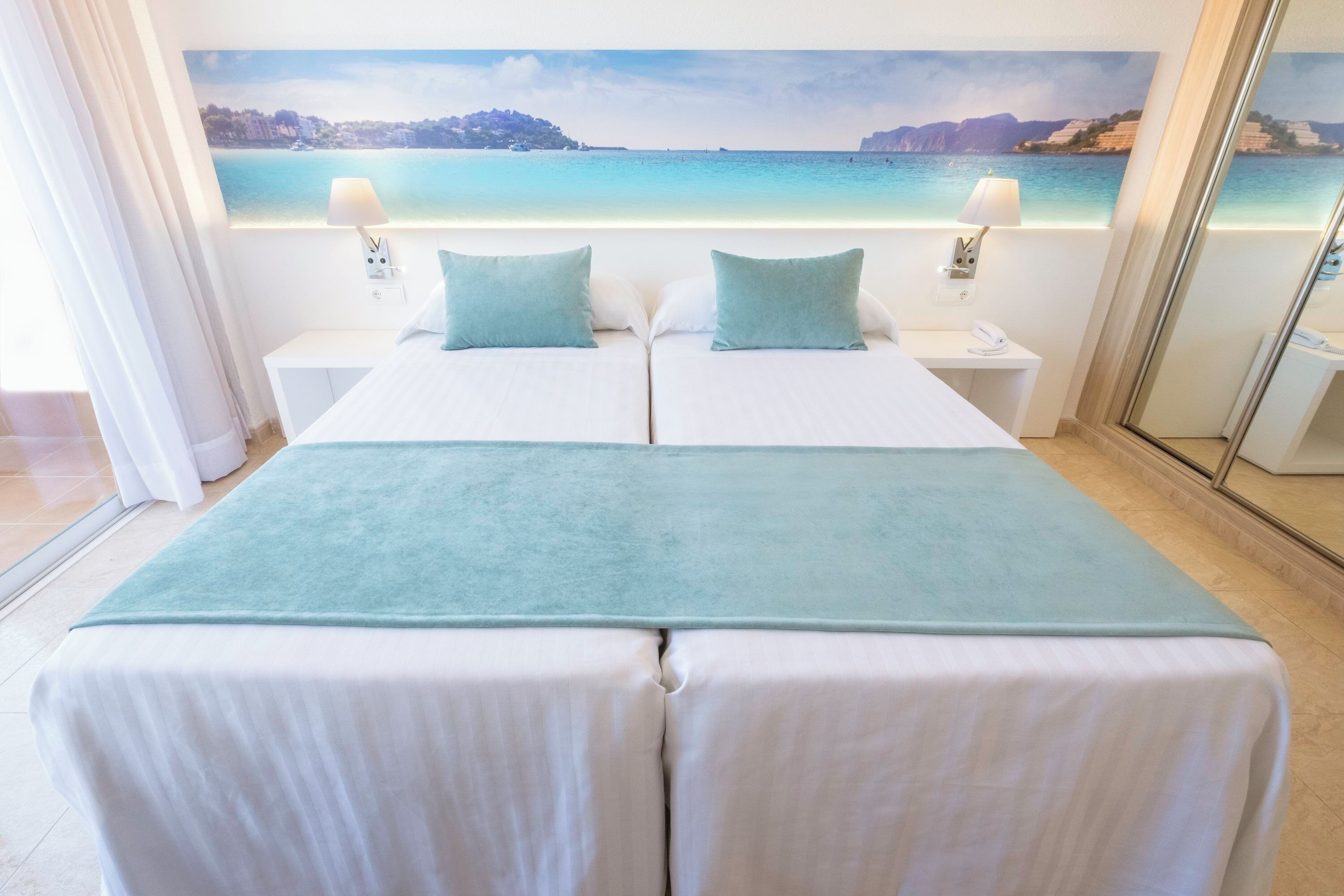 Escritorio, wifi y ropa de cama 