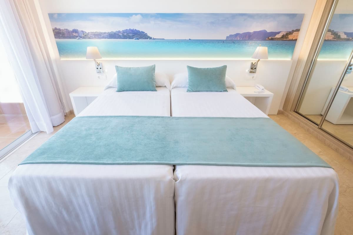 Desk, WiFi (surcharge), bed sheets
