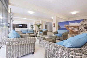 Lobby sitting area - Azuline Hotel Bahamas y Bahamas II (Llucmajor)