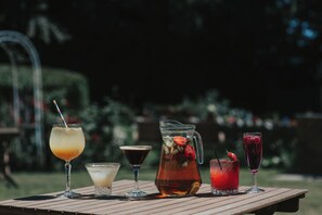 供應早餐、午餐和晚餐，當地料理