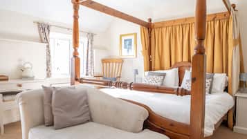 Double Room with Four Poster Bed | 客房內保險箱、書桌、遮光布/窗簾、熨斗/熨衣板
