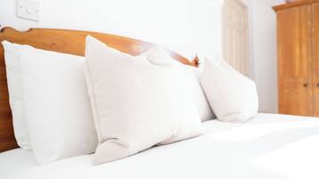 Caja de seguridad en la habitación, escritorio y cortinas blackout