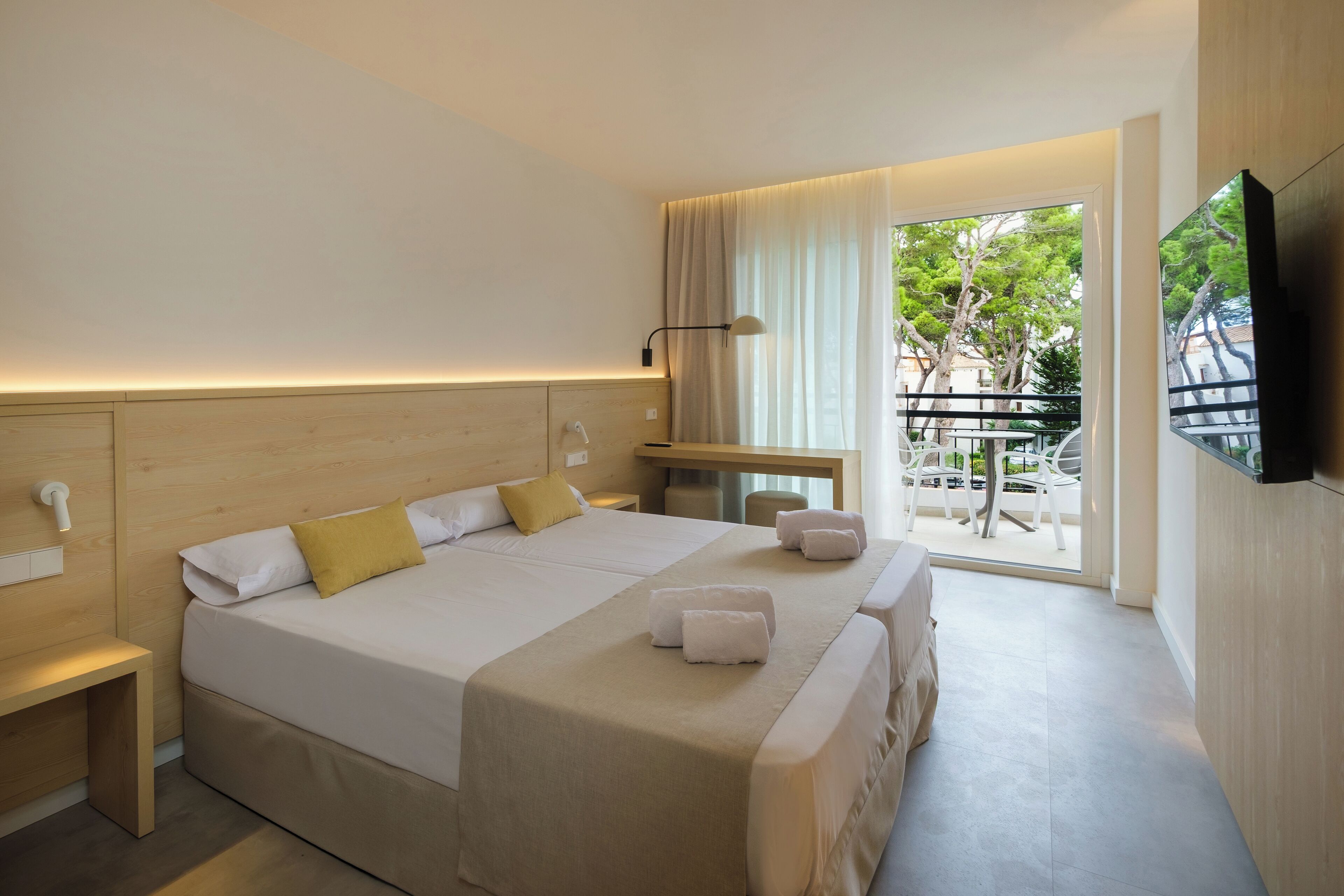 Herbergi fyrir tvo, tvö rúm - svalir - sjávarsýn | Öryggishólf í herbergi, skrifborð, hljóðeinangrun, þráðlaus nettenging