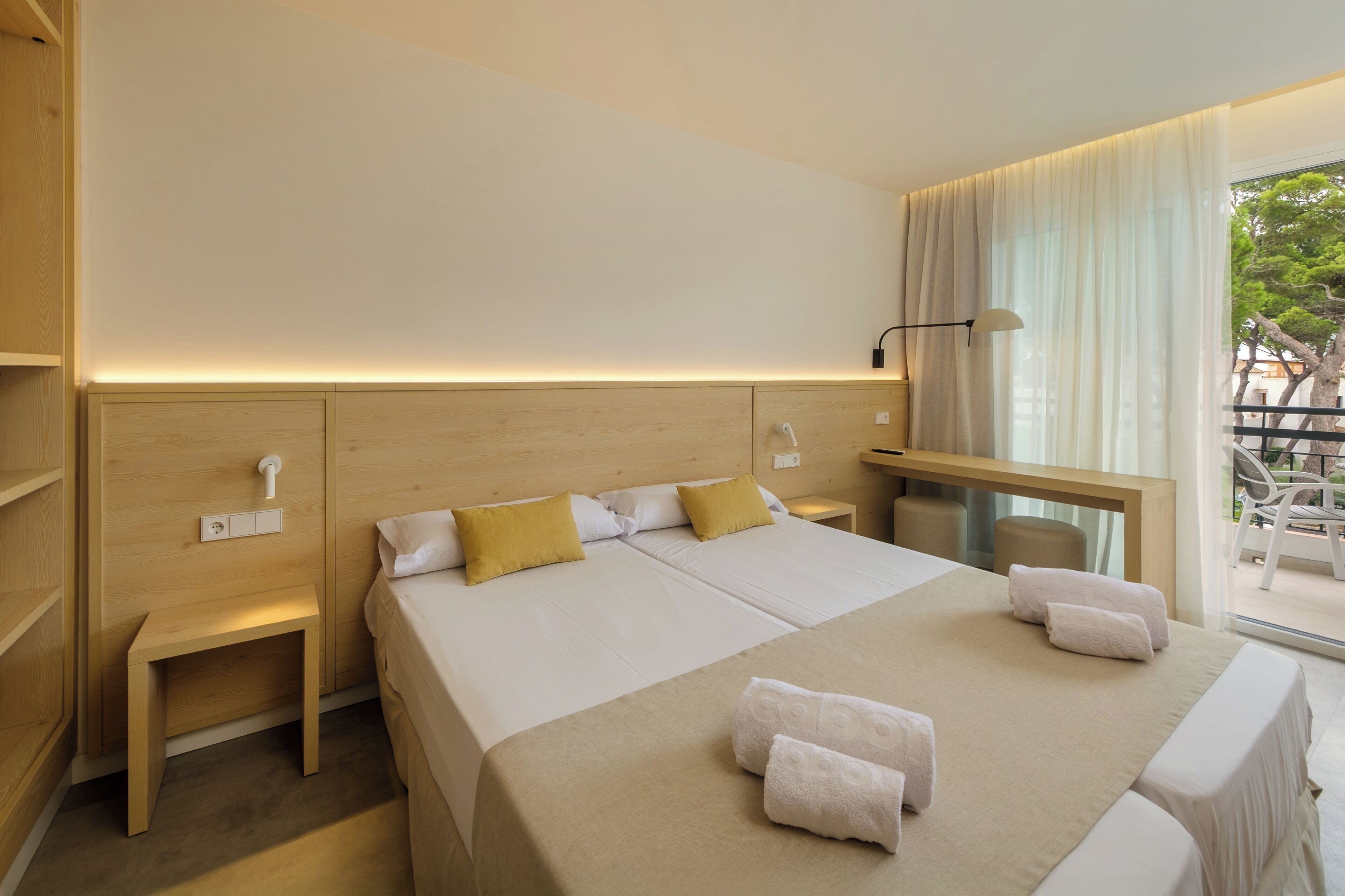 客房内保险箱、办公桌、隔音、收费 WiFi