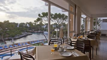 Petit-déjeuner, déjeuner et dîner servis sur place