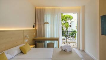 Kahden hengen huone (kaksi sänkyä), parveke, merinäköala | Tallelokero huoneessa, työpöytä, äänieristys, Wi-Fi