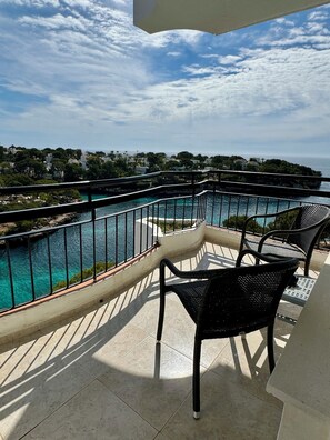 Camera con 2 letti singoli, balcone, vista mare | Vista dalla camera