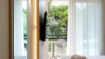 Eenpersoonskamer | Een kluis op de kamer, een bureau, geluiddichte muren, wifi