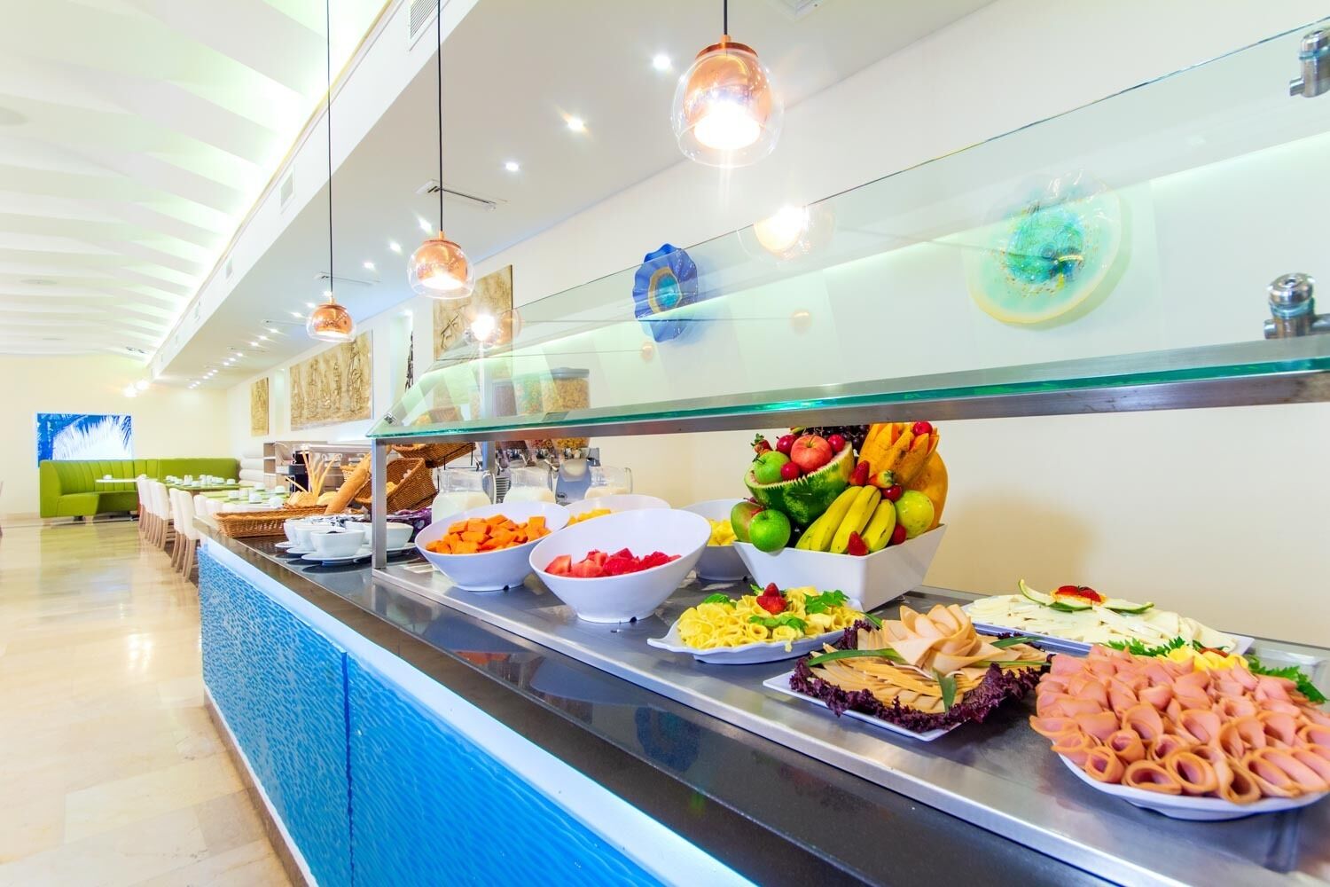 free daily full breakfast