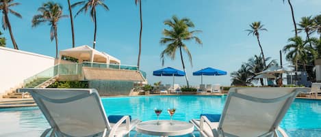 Piscine extérieure, parasols, chaises longues