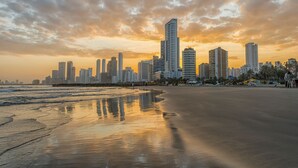 A beach with a city skyline in the background. - Hotel Dann Cartagena (Cartagena)