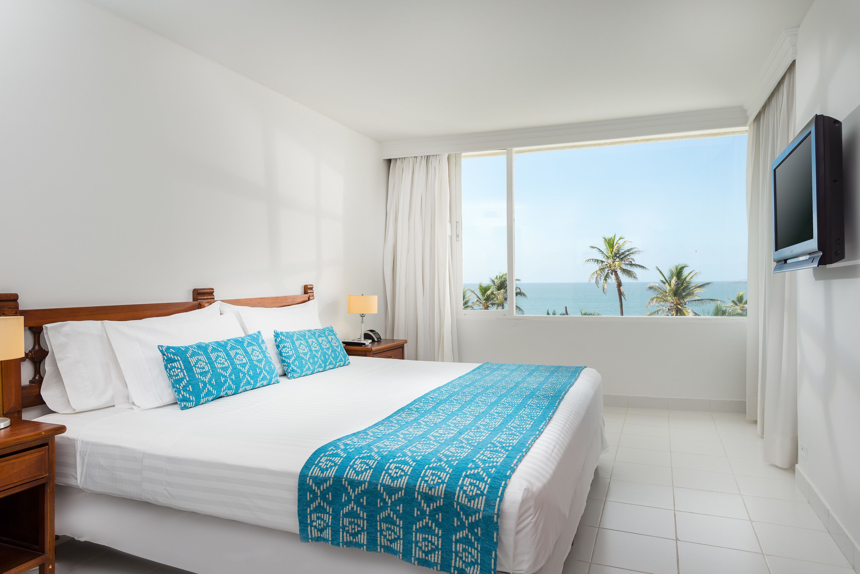 Minibar, caja de seguridad en la habitación y decoración personalizada 