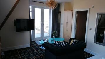 Luxury Studio Suite | Free WiFi, bed sheets