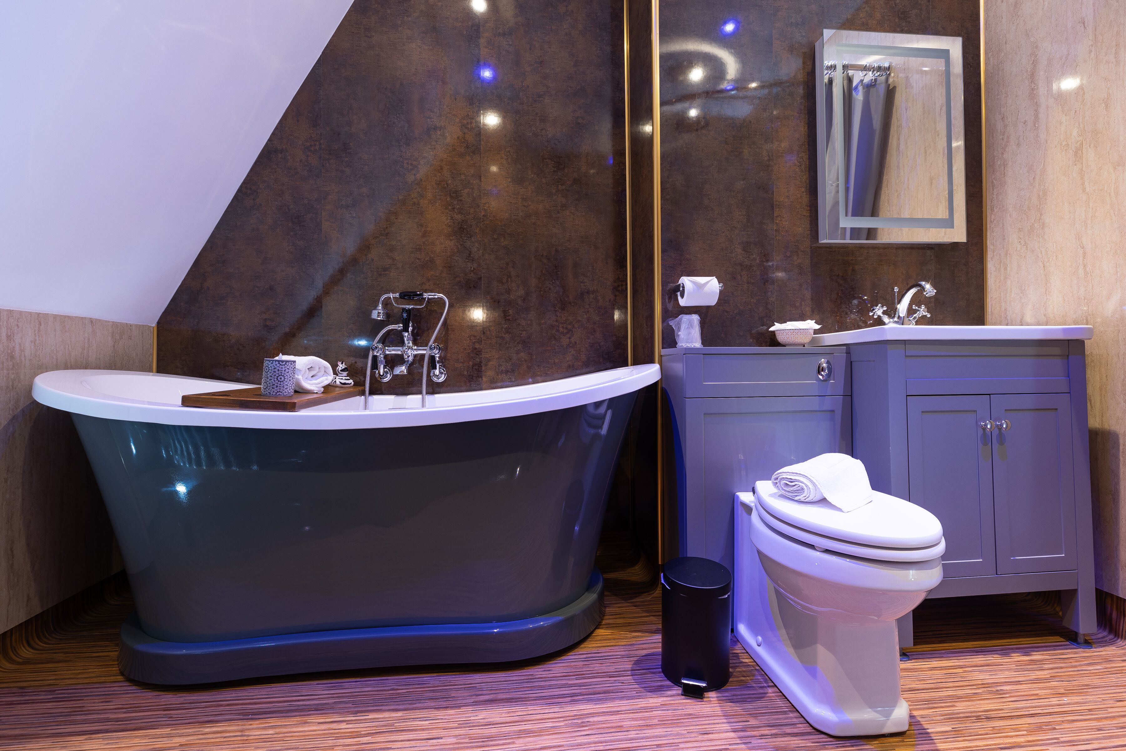 Luxury Studio Suite | Bathroom | Towels