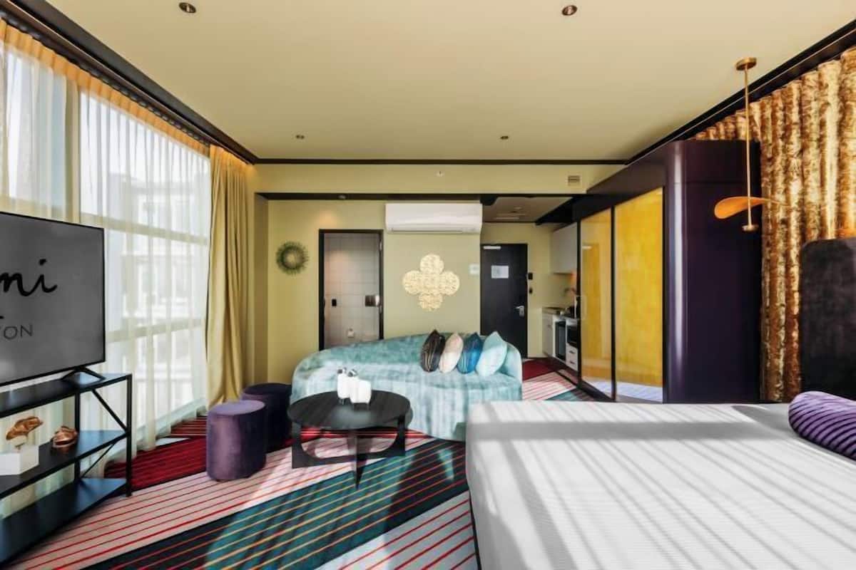 Zimmersafe, individuell eingerichtet, Schreibtisch