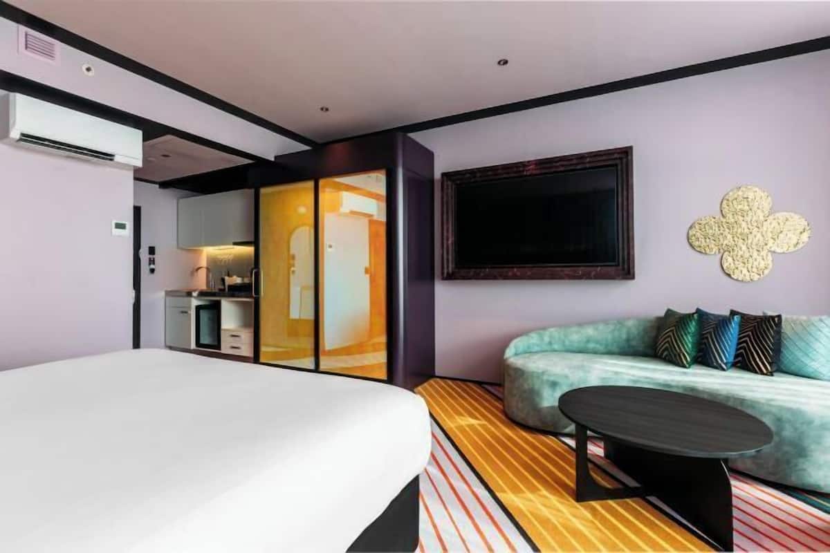 Zimmersafe, individuell eingerichtet, Schreibtisch