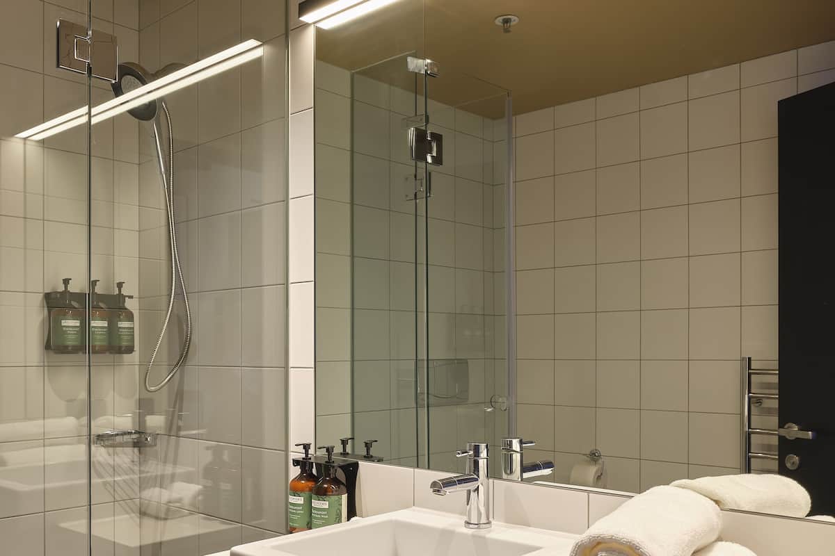 Dusche, Haartrockner, Handtücher, Seife